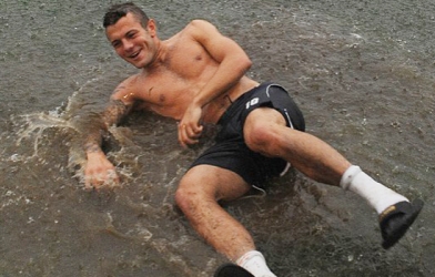 Cãi lời thầy, Jack Wilshere trần trùng trục tắm mưa