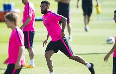 HLV Luis Enrique nói về tương lai của Dani Alves