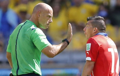 Howard Webb giã từ nghiệp cầm còi sau 25 năm gắn bó