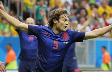 Man Utd chưa hề hỏi mua học trò cưng của Van Gaal