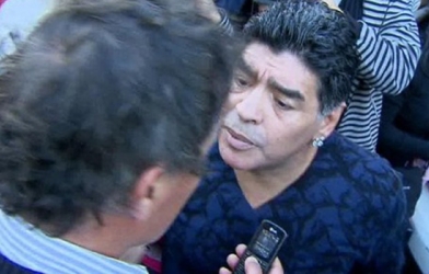 Maradona lại dính scandal chửi rủa và tát vào mặt phóng viên