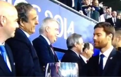 Bắt tay Chủ tịch UEFA, Xabi Alonso tỏ ra chán ngán