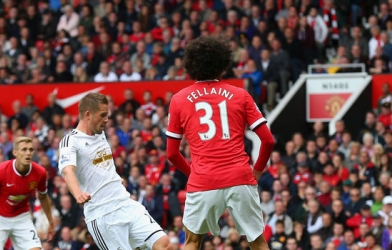 Man Utd 1-2 Swansea: Van Gaal nhận cú sốc đầu tiên