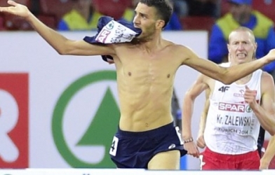 VIDEO: Cởi áo ăn mừng, VĐV điền kinh bị tước huy chương vàng