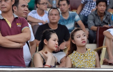 Vợ Tuấn Hưng ôm bụng bầu đi cổ vũ chồng đá bóng