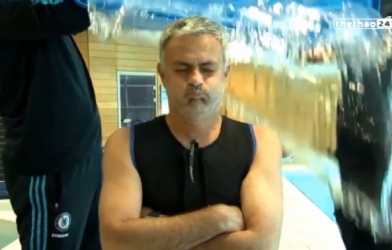 VIDEO: 'Người đặc biệt' Mourinho nhận thử thách dội nước đá