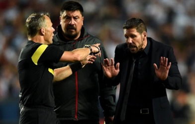 Diego Simeone bị đuổi khỏi sân vì dám 'xoa đầu trọng tài'