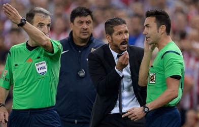 VIDEO: Tình huống HLV Simeone tranh cãi quyết liệt và xoa đầu trọng tài