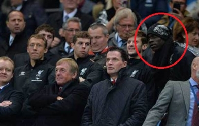 VIDEO: Bất chấp trời mưa Balotelli vẫn đến sân Etihad cổ vũ cho Liverpool