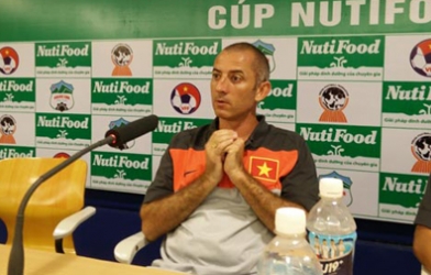 HLV Guillaume Graechen ‘nắn gân’ Tuấn Tài, khen ngợi hàng thủ U19 VN