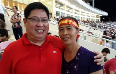 Mẹ Công Phượng mất cả đôi dép vì ăn mừng bàn thắng