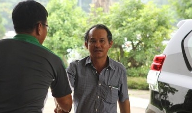 Bầu Đức tới khách sạn “dặn dò” U19 Việt Nam trước trận gặp Nhật Bản