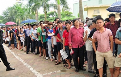 NHM xếp hàng dài cả cây số chờ mua vé xem U19 Việt Nam