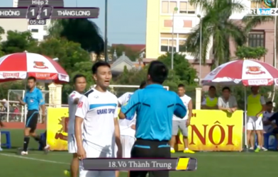 VIDEO: Diễn viên hài Thành Trung nhận thẻ vàng hài hước trên sân phủi