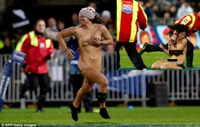 VIDEO: Cô gái nude 100% chạy vào sân phá rối trận bóng bị ...'đè ngửa'