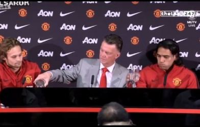 VIDEO: Van Gaal 'đon đả' rót nước mời Daley và Falcao trước cuộc họp báo