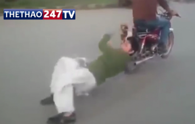 VIDEO: Pha biểu diễn 'lăng ba vi bộ' đẳng cấp của thanh niên Ả Rập