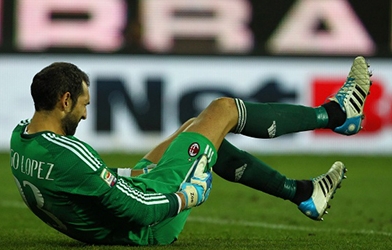 De Sciglio phản lưới nhà khiến Diego Lopez dính chấn thương