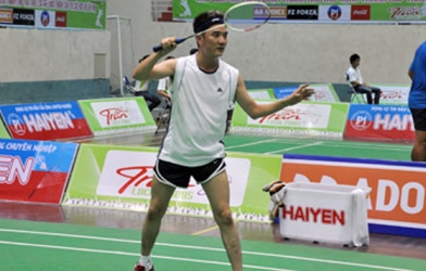 VIDEO: Ca sỹ Đàm Vĩnh Hưng trổ tài đánh cầu lông