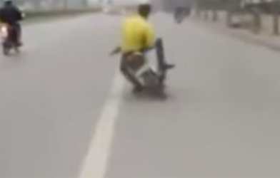 VIDEO: Quái xế 'huyền thoại' đi xe vắt chéo tay, lạng lách, đánh võng điên cuồng