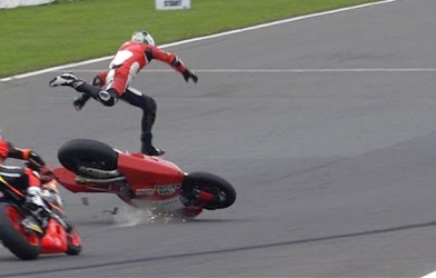 Video MotoGP: Những pha tai nạng kinh hoàng ở chặng đua Silverstone 2014