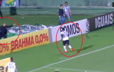 Video hài hước: Cầu thủ rơi xuống hố khi ăn mừng bàn thắng