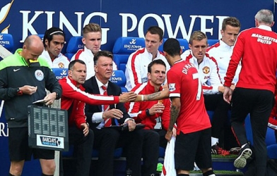 Có hay không chuyện cầu thủ M.U chỉ trích Van Gaal vì thay Di Maria?