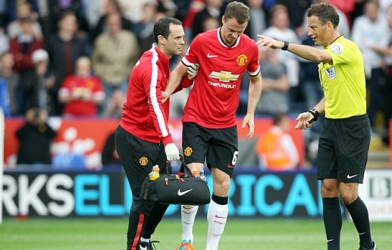 Man United nhận cú sốc ở hàng thủ, Evans nghỉ 1 tháng