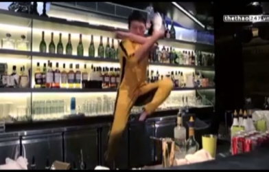 VIDEO: Truyền nhân Bruce Lee múa võ theo phong cách bartender