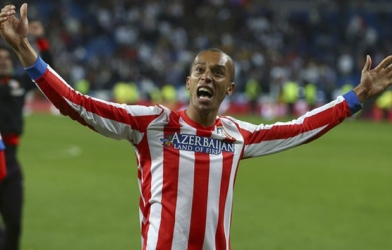 Man Utd có kế sách mới vụ chiêu mộ Miranda