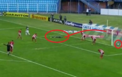 VIDEO: Bàn thua từ những sai lầm ngớ ngẩn liên tiếp