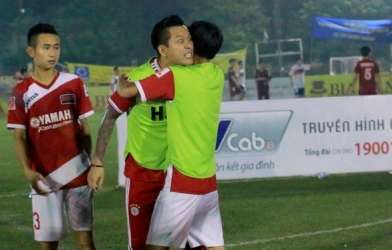 Tuấn Hưng bị đuổi khỏi sân phủi