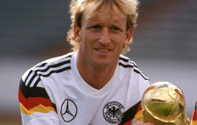 Nhà vô địch World Cup phải đi dọn vệ sinh trả nợ