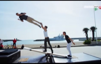 VIDEO: Màn trình diễn nhào lộn siêu cao, siêu xoáy trên ...bập bênh