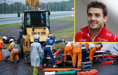 VIDEO: Tay đua F1 nguy kịch vì lao vào xe kéo với tốc độ 177km/h