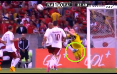 VIDEO: Thủ môn quằn quại vì bị cú đá trời giáng vào ''chỗ hiểm''