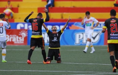 VIDEO: Siêu phẩm từ khoảng cách 40m ở giải VĐQG Costa Rica