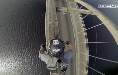 VIDEO: Thót tim với màn biểu diễn đi xe qua cầu