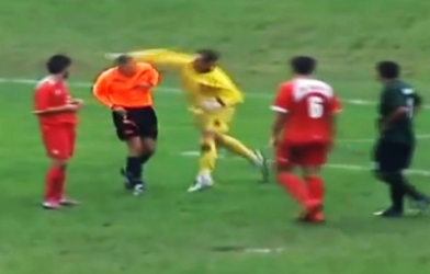 Thủ môn đấm trọng tài vì bị phạt thẻ vàng