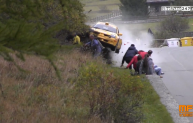 VIDEO: Đám đông thoát chết thần kỳ sau tai nạn kinh hoàng của xe đua