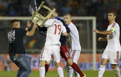 VIDEO: Cầu thủ đánh nhau vì xung đột sắc tộc tại vòng loại Euro 2016