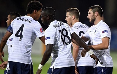 Varane đi vào lịch sử bóng đá Pháp