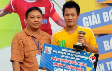 Bị sao U19 Việt Nam 'lấy chỗ', tiền đạo U21 SLNA mất tiền oan