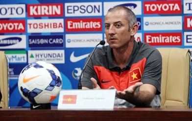 HLV Guillaume nói gì khi Thanh Hậu được báo Anh bình chọn