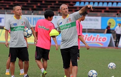 HLV Guillaume muốn bầu Đức chiêu mộ trung vệ của Viettel