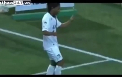 VIDEO: Ronaldinho nhảy samba mê hoặc khán giả Mexico