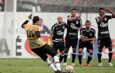 VIDEO: Siêu thủ môn Rogerio Ceni nới thêm kỷ lục bằng siêu phẩm đá phạt