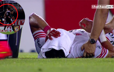 VIDEO: Pha cùi chỏ khiến đối thủ đo ván ngay trên sân