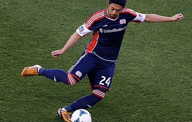 Lee Nguyễn lại một mình gánh New England