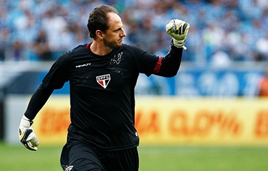 Rogerio Ceni phá kỉ lục của Ryan Giggs